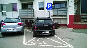Dla wygody zajmuje się miejsca postojowe przeznaczone dla aut inwalidów