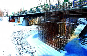 Widok od strony południowej przebudowywanego mostu prowadzącego do Luveny fot. Piotr P. Ruszkowski