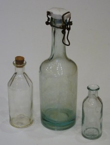 Znalezione na wieży kościelnej 3 butelki pokazują ich wzajemną skalę. Ta najciekawsza od piwa sprzed 100 lat w środku z oryginalnym patentowym korkiem porcelanowym (bez uszczelki gumowej).    fot. Rafał Wojtyniak