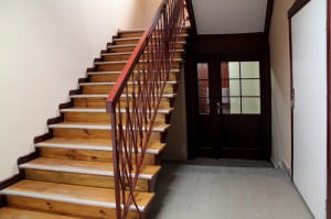 Odremontowana klatka schodowa i schody