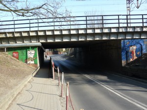 Graffiti ożywiły betonowe ściany wiaduktu na ul. Powstańców Wlkp., miejmy nadzieję, że nie będą rozpraszały, lecz skuteczniej od znaków drogowych przestrzegą kierowców ciężarówek przed niskim tunelem   fot. Piotr P. Ruszkowski