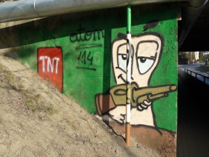 Szara betonowa ściana ożywiona graffiti