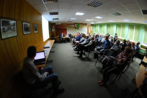 Na konsultacje społeczne przybyło do Urzędu Miasta ok. 40 osób. Byli wśród nich m.in. burmistrzowie, członkowie Komisji Komunalnej Rady Miasta, siostry służebniczki, proboszcz parafii św. Barbary i członkowie Komitetu Budowy Ławeczki bł. Edmunda Bojanowskiego   fot. Piotr P. Ruszkowski