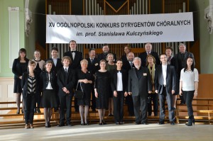 Uczestnicy konkursu w auli poznańskiej Akademii Muzycznej. Pierwszy rząd od lewej: J. Kałas, P. Żukowska, M. Lewy (ex aequo I miejsce), rektor AM Poznań prof. dr H. Lorkowska, L. Stieler (I miejsce), A. Szczędzina (wyróżnienie), prof. L. Bajon, B. Zygmunt (wyróżnienie), D. Nowacka; drugi rząd od lewej: A. Pałka, M. Myjak, S. Cichoń, Ł. Hermanowicz (III miejsce), prof. M. Kończal, prof. M. Tomczak, prof. B. Sawicka, dr hab. W. Siedlik, prof. H. Tomaszek-Plewa, prof. L. Zaborowski (kierownik organizacyjny); w środku od lewej: prof. B. Sobolczyk, prof. D. Dyczewski, prof. A. Paszek-Trefon   fot. Małgorzata Pawłowska