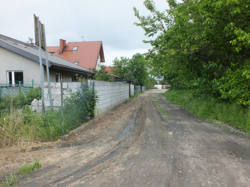 Choć zamieszkała, ul. Owocowa dotąd istniała jedynie na mapie. Pozbawiona mediów i zainteresowania ze strony gospodarzy miasta, była zarośniętym, ciemnym zaułkiem   fot. Hanna Siatka 
