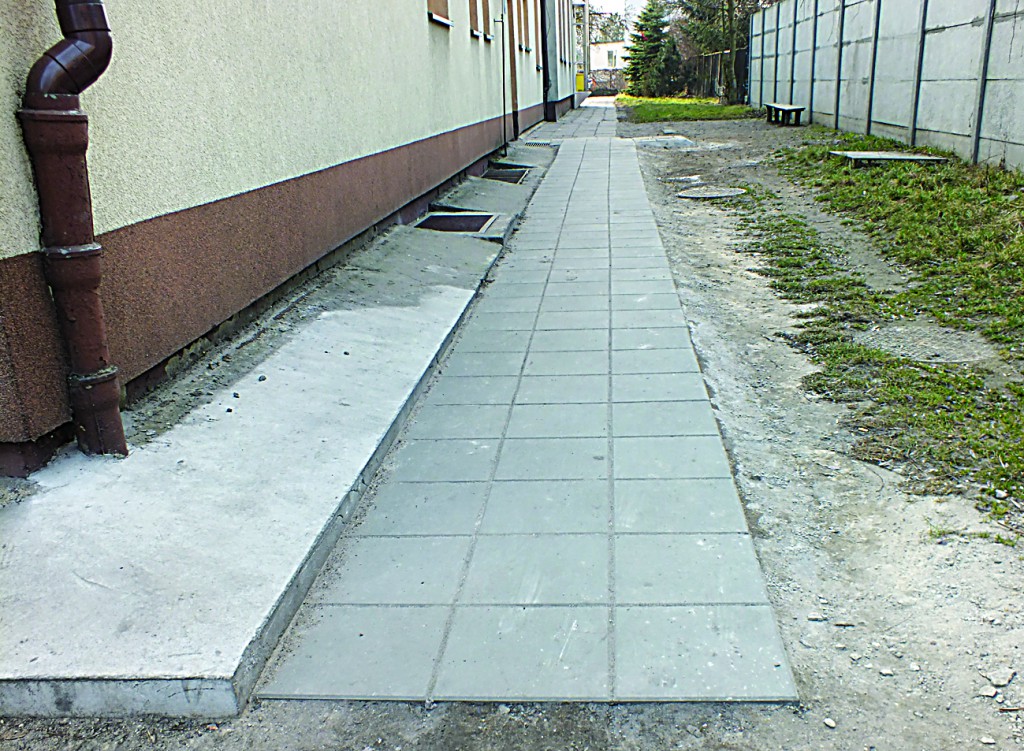 Nowy chodnik i naprawiona betonowa opaska wokół budynku   fot. Hanna Siatka 