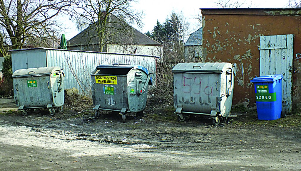 W budynkach komunalnych, niewielkimi zmianami organizacyjnymi wprowadzono system selektywnej zbiórki odpadów   fot. Hanna Siatka