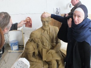 Siostra Julita Hoffmann i artysta – Piotr Garstka – korygują detale dzieła   fot. Hanna Siatka