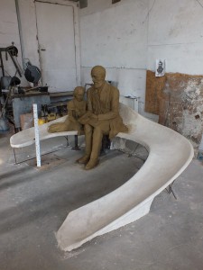 Widoczne na zdjęciu rzeźby zostaną przed odlaniem odciśnięte w gipsie, a portrety – dla uwydatnienia detali – w sylikonie i wosku. Ławka z elementem ślizgu jest niemal gotowa do odlania w brązie   fot. Hanna Siatka