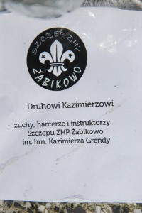 Dedykacja pozostawiona wraz ze zniczem i kwiatami