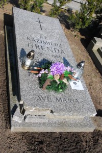 Skromna mogiła Kazimierza Grendy, niezwykłego człowieka, gorliwego patrioty i wychowawcy przedwojennych pokoleń. Wiązanka kwiatów i znicz z dedykacją: Druhowi Kazimierzowi – zuchy, harcerze i instruktorzy Szczepu ZHP Żabikowo im. hm. Kazimierza Grendy. Mogiłę odwiedzili też przedstawiciele „Wieści Lubońskich” i nauczyciel z SP 3   fot. Piotr P. Ruszkowski