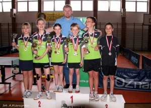 Zawodnicy z pucharami i trenerem   fot. A. Kierzynka