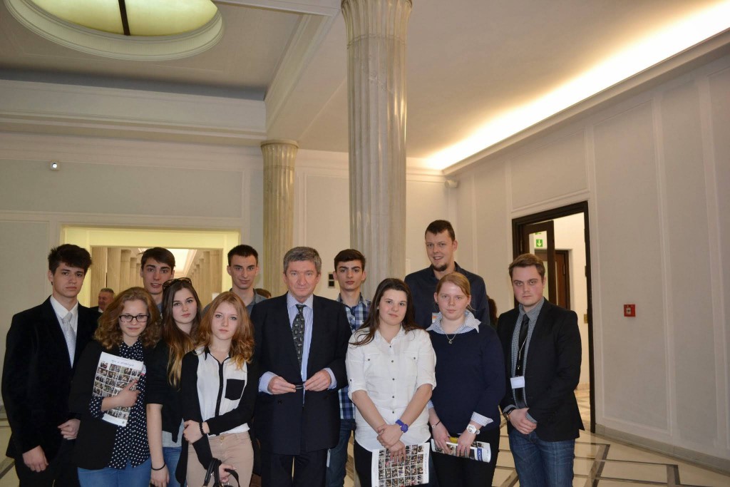Przedstawiciele Młodzieżowej Rady Miasta z Lubonia w towarzystwie posła SLD – Jerzego Wenderlicha – w korytarzu sejmowym