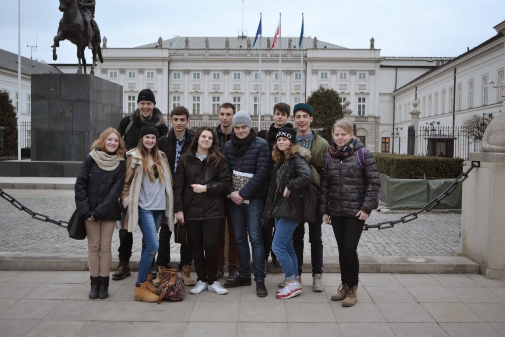 Przedstawiciele Młodzieżowej Rady Miasta przed budynkiem Sejmu
