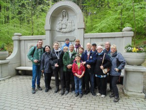 PTTK - Z życia Uczestnicy wycieczki przy Żródle św. Kingi