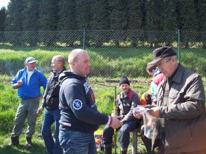 Zdobywca I miejsca na Kocich Dołach – Tomasz Psiarski – odbiera nagrodę z rąk prezesa koła Tadeusza Kabata