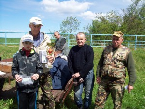 Zwycięzcy zawodów spinningowych na Radzynach, od lewej: Eugeniusz Wiciak, Mirosław Krenc, Leszek Stachowiak oraz junior Walter Hunter