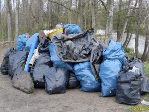 Sterty śmieci zgromadzone w workach – wynik akcji porządkowej przeprowadzonej przez lubońskich wędkarzy. Organizatorem akcji było Koło PZW „Lubonianka”