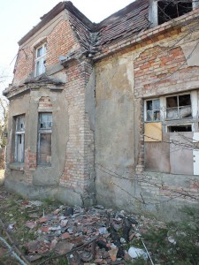 Sypiący się dom przy ul. Poniatowskiego 8. Spada tynk, dachówki, cegły, przepalone belki. Wystające ponad dach uszkodzone kominy ze zlasowaną zaprawą i cegłami, spadając z wysokości, trafić mogą rykoszetem np. na chodnik   fot. Hanna Siatka