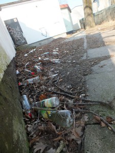 Bałagan na zapleczu pawilonów handlowych