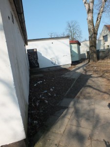 Bałagan na zapleczu pawilonów handlowych