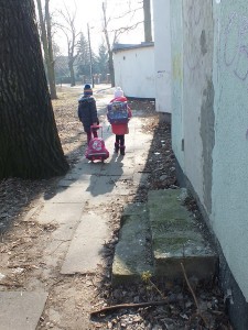 Skrót pomiędzy ul. Poniatowskiego i Kołłątaja – zaniedbany i zaśmiecony   fot. Hanna Siatka