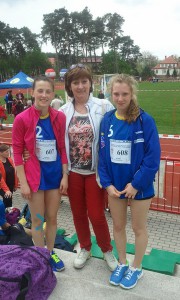 Zdobywczyni 2. miejsca na powiatowych zawodach LA – Michalina Matuszczak (z lewej). Zdjęcie z wojewódzkich zawodów finałowych indywidualnych biegów przełajowych, w których startowała z Marysią Nowak (z prawej)