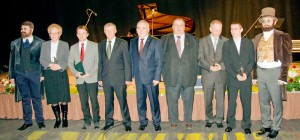 Laureaci nagrody Siewca Roku 2013 w towarzystwie „E. Bojanowskiego” (z lewej) i „A. Cieszkowskiego” (z prawej) oraz przewodniczącego RML M. Samulczyka (4. z lewej) I burmistrza D. Szmyta (5. lewej)   fot. Katarzyna Polerowicz-Kelma