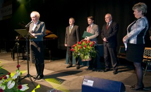 Jako pierwsza, w imieniu Chóru „Bard” (zwycięzcy w kategorii „kultura”), Siewcę 2013 odebrała prezes Alicja Zgrzeba. Z tyłu przewodniczący Rady Miasta – Marek Samulczyk, dyrygent chóru – Arkadiusz Klemczak i burmistrz Dariusz Szmyt   fot. Katarzyna Polerowicz-Kelma