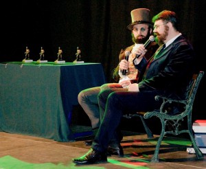 Krótka scenka odegrana na ławeczce przez przebranych: za hrabiego Cieszkowskiego – Rafała Marka (z lewej) – i E. Bojanowskiego – Pawła Krzyżostaniaka   fot. Katarzyna Polerowicz-Kelma