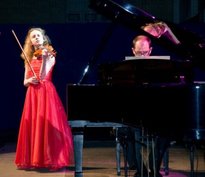 Lubońska skrzypaczka – Agnieszka Wojtowicz – przy akompaniamencie Michała Francuza zachwycała grą publiczność   fot. Katarzyna Polerowicz-Kelma