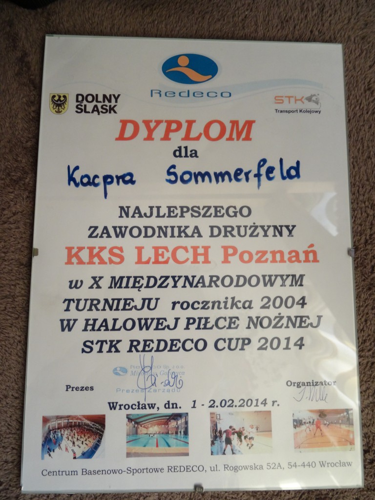 Dyplom dla najlepszego zawodnika Lecha w X Międzynarodowym Turnieju rocznika 2004 w halowej piłce nożnej   fot. Maria Wieczorek