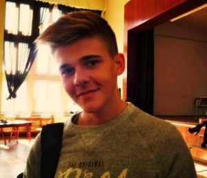 Aleksander Spych w korytarzu LO nr VI