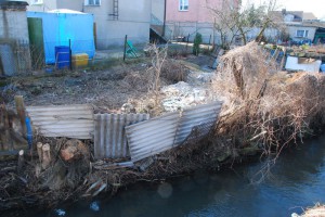 W wielu miejscach dostęp do wody jest niemożliwy, a skarpy malowniczego strumienia traktowane są często jako prywatne wysypiska śmieci   fot. Piotr P. Ruszkowski