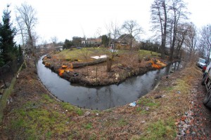 Widok Strumienia Junikowskiego na jego zakręcie (prawie pod kątem prostym) przy ul. Hibnera. Tędy wzdłuż cieku powinna powstać ścieżka rowerowa   fot. Piotr P. Ruszkowski