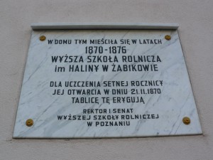 Nowa, pamiątkowa tablica o historycznej treści na budynku dawnej szkoły im. Haliny   fot. Piotr P. Ruszkowski