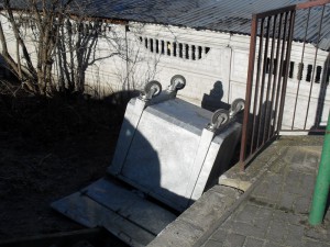 zniszczone kontenery