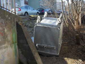Zepchnięty ze skarpy i zniszczony kontener na śmieci przy ul. Sikorskiego   fot. Jan Błaszczak