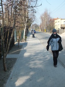 Po wieloletniej przerwie wreszcie odtworzono chodnik na ul. Traugutta   fot. Hanna Siatka