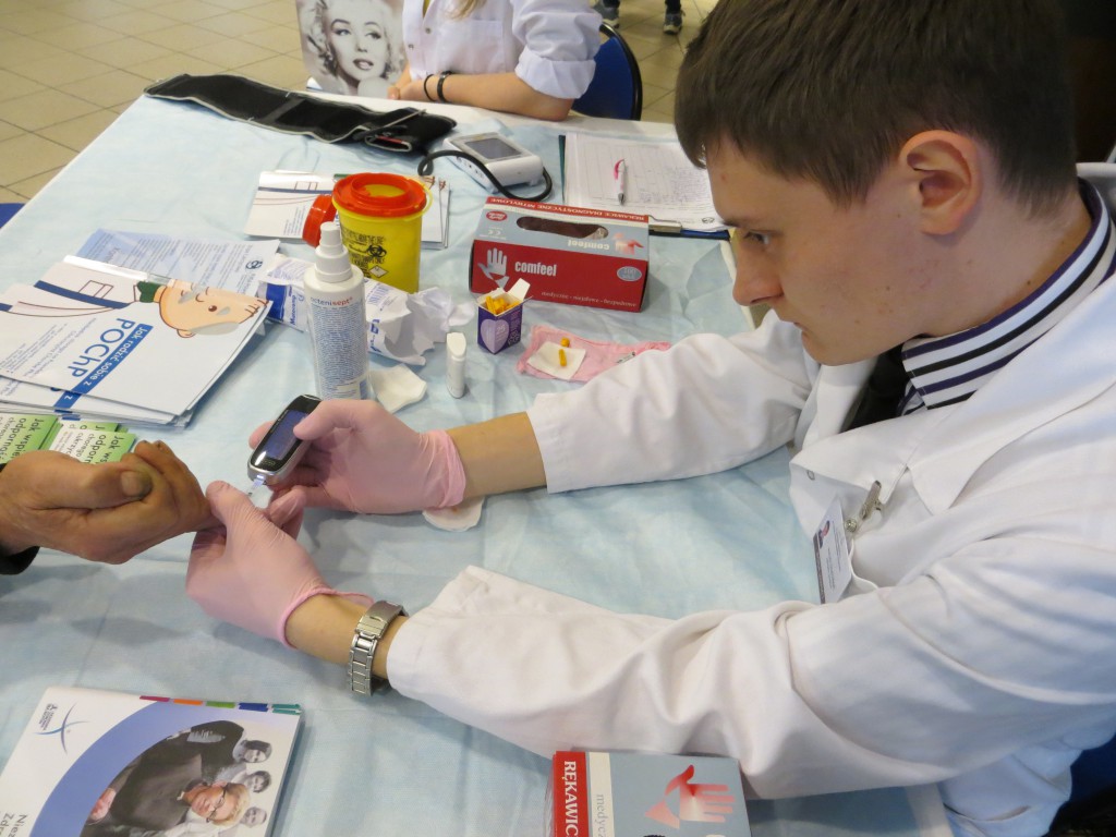 Stoisko medyczne Tropicieli Cząstek Stałych w holu CH „Pajo”