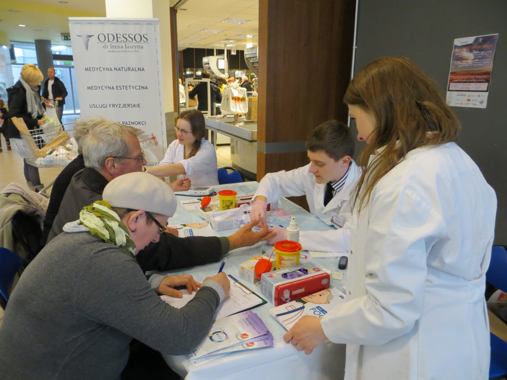 Stoisko medyczne Tropicieli Cząstek Stałych w holu CH „Pajo”