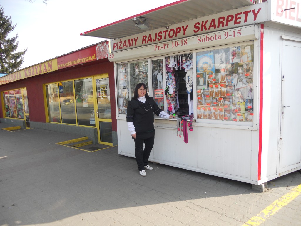 Małgorzata Kaźmierczak przy swoim kiosku z bielizną przy ul. Żabikowskiej   fot. Władysław Szczepaniak