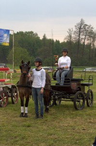 Karolina Banaszak przy Zbóju i Julia Frankiewicz z pucharem na bryczce