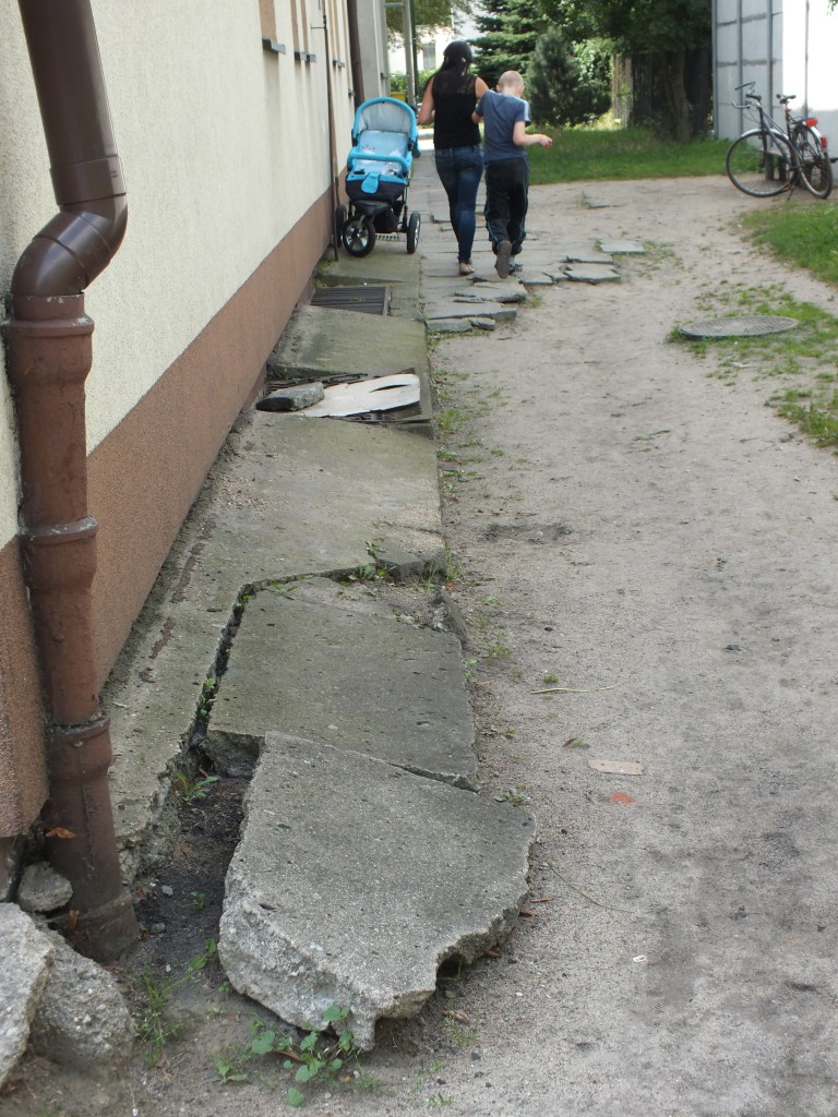 Chodnik prowadzący do wejścia – stan z września 2013 r.   fot. Hanna Siatka