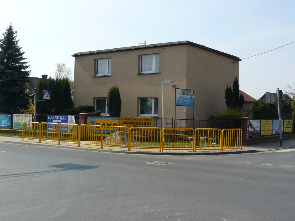 Feralne miejsce, w którym zamontowano barierki wygrodzeniowe. Na elewacji domu jednorodzinnego widoczne ślady po ostatnim wypadku (20 lutego br.) w którym jeden z pojazdów staranował ogrodzenie i zatrzymał się na posesji przy ul. Sobieskiego 20   fot. Paweł Wolniewicz