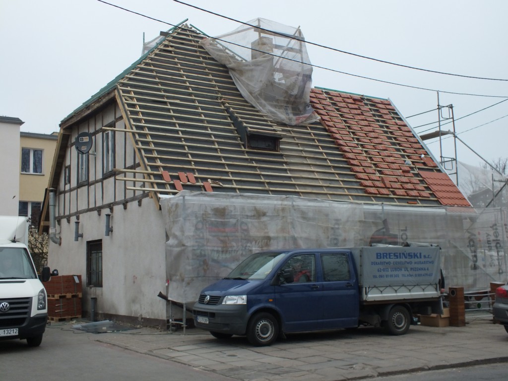 Lubońska firma Bresiński s.c. podczas kładzenia nowych dachówek na zabytkowym budynku „Miodziojadła”, w którym pierwotnie również mieściła się restauracja   fot. Hanna Siatka
