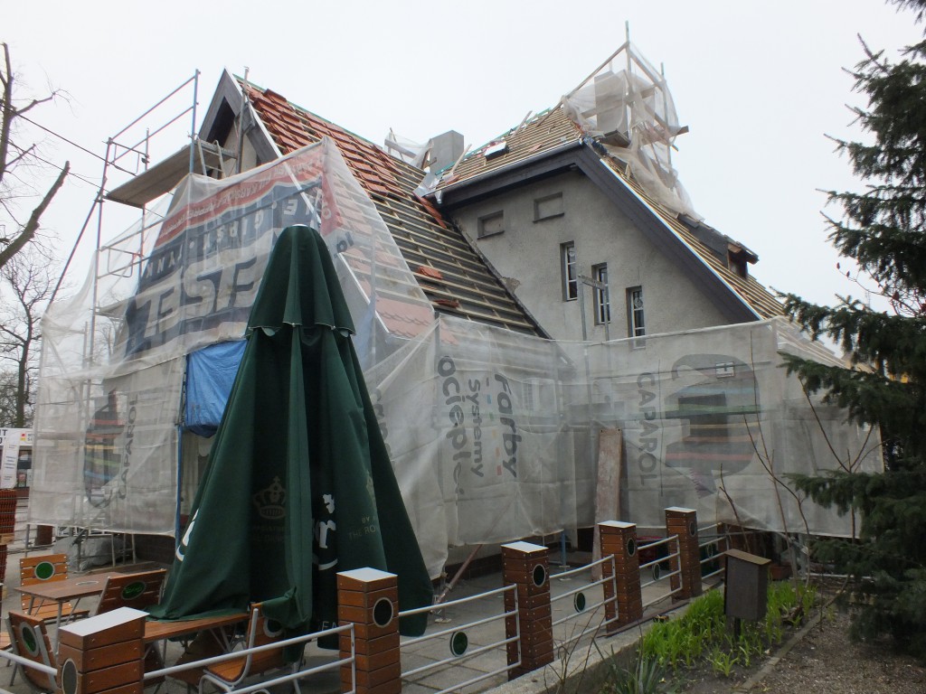 Lubońska firma Bresiński s.c. podczas kładzenia nowych dachówek na zabytkowym budynku „Miodziojadła”, w którym pierwotnie również mieściła się restauracja   fot. Hanna Siatka