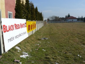 Na łące porozrzucano setki szklanych „małpek”, których nikt nie sprząta   fot. Paweł Wolniewicz