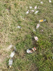 Pozostałości po spotkaniach amatorów "baru pod chmurką"