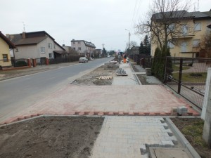  Na skutek wielokrotnych monitów zgłaszanych przez mieszkańców w „Wieściach Lubońskich” ul. Kasprowicza doczekała się pozbrukowego chodnika i wyróżnionych kolorową kostką wjazdów na posesje   fot. Hanna Siatka
